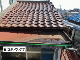 傾いた庇