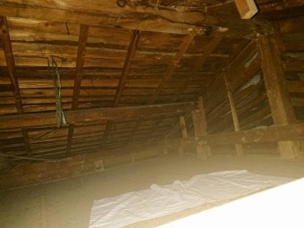 雨漏りをしている屋根裏