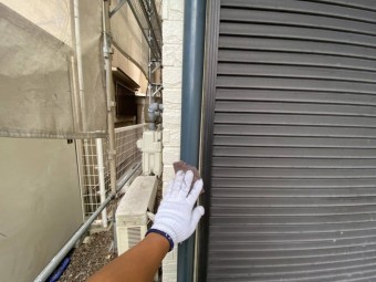 塗油にペーパーを当てる