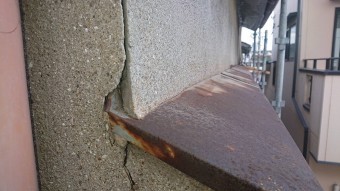 庇の取り付け部にヒビが