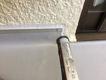 立ち上がり金物と外壁の隙間コーキング