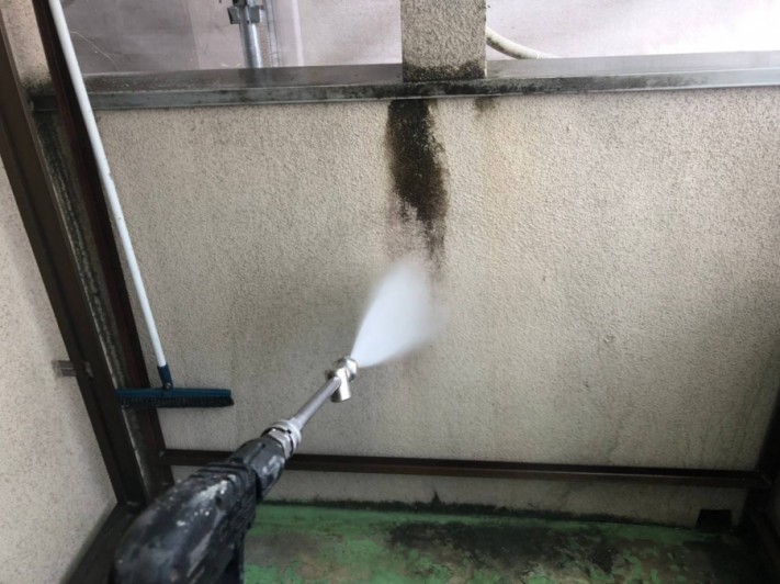 高圧洗浄機で清掃