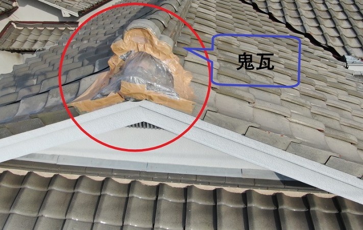 漆喰の劣化でズレた鬼瓦
