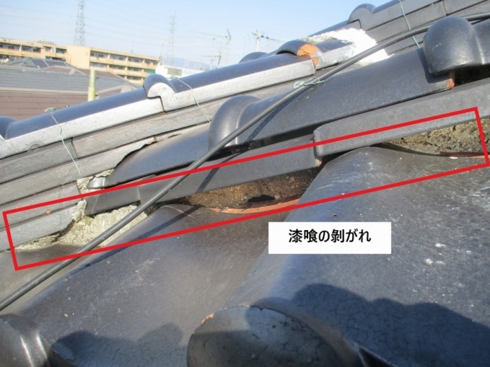 劣化による漆喰の剝がれ