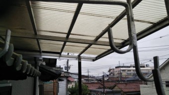 錆びやカビが目立つ波板