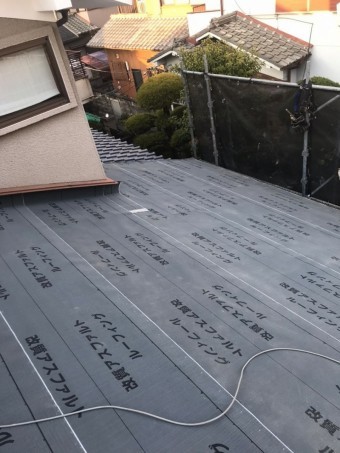 防水シート貼り付け