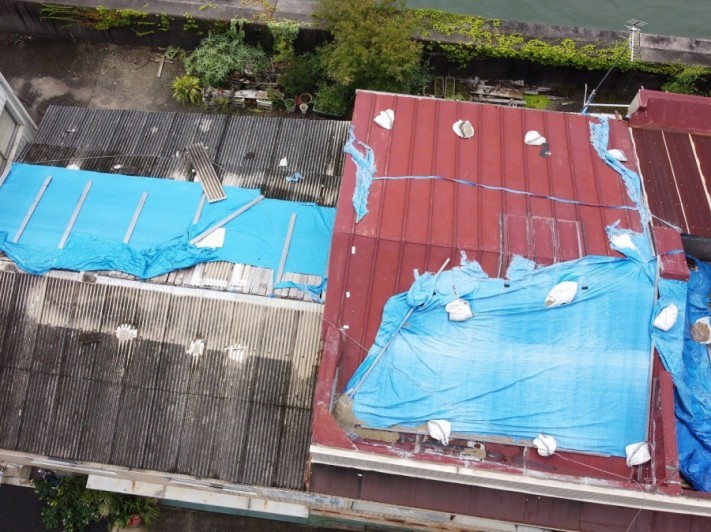 台風被害を受けた屋根