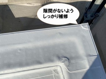 屋上の防水層に隙間ができないよう修理