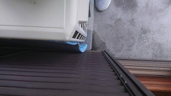 ドレーンからの水の跡