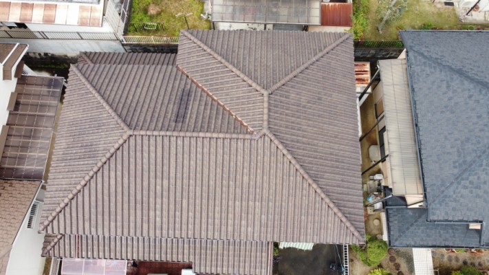 ドローンで上空から撮影した瓦屋根の様子