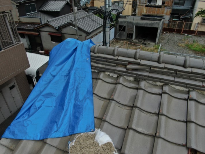 瓦の被害でブルーシートをかけている