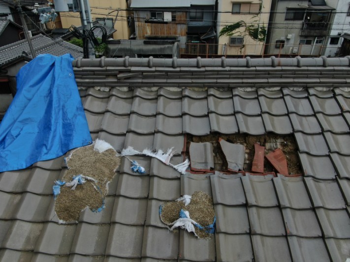 台風の被害でブルーシート