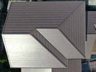 ドローンによる上空20メートルからの屋根の全景写真