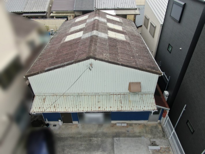 平野区の雨漏りでお困りの倉庫の全体写真