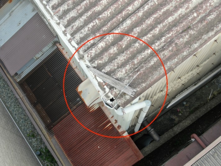倉庫の屋根点検時に見つかった木材
