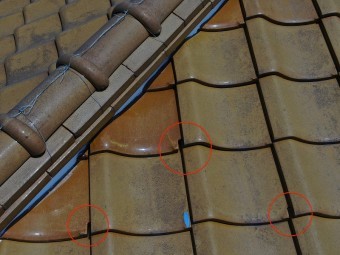 瓦のズレで空いている箇所