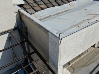 劣化した屋根板金