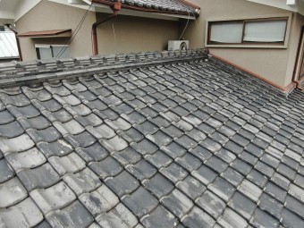 瓦表面の色褪せ