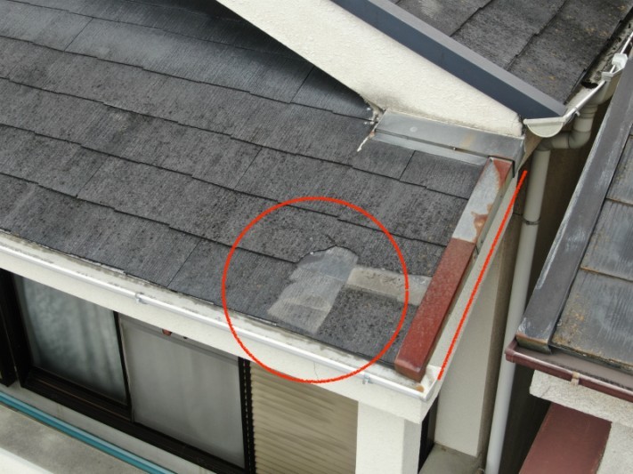 強風によって破損したスレート屋根