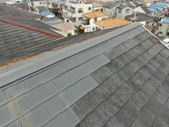 スレート屋根の棟付近の点検