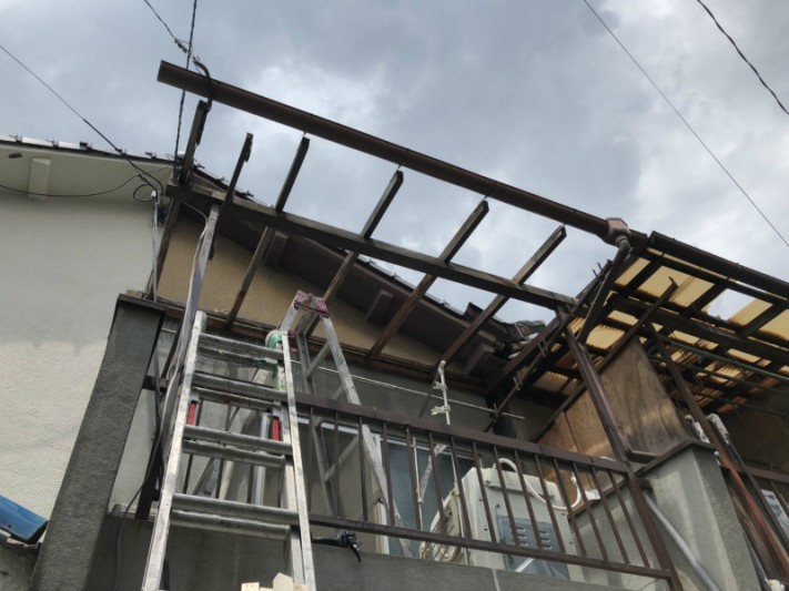 台風にてトタン波板が飛散