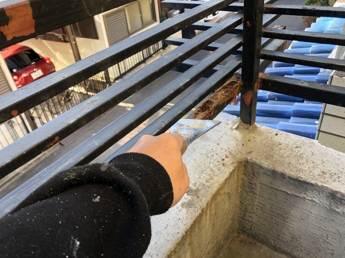 腐食した手摺のサビ落とし
