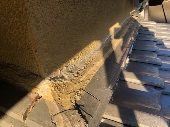外壁に出来た隙間にコーキング
