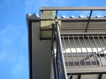 ベランダの波板が飛ばされています