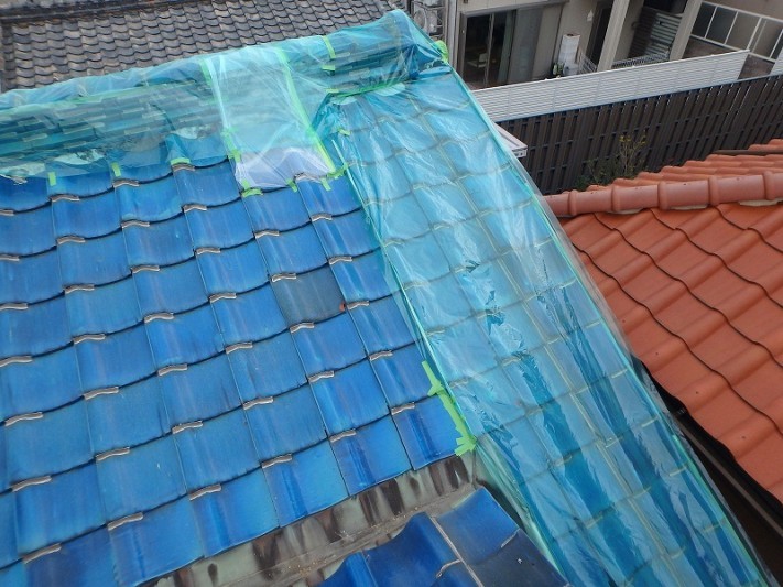 雨漏り箇所を応急措置で養生