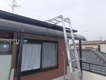 屋根補修 梯子をかけます