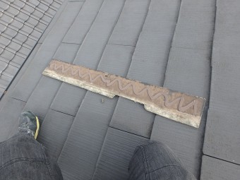 剥がれたスレート屋根にプライマーをつけます