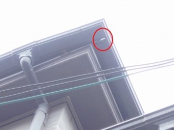 破損している雨樋のコーナー部分