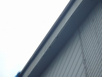 破風板のケイカル板破損状況