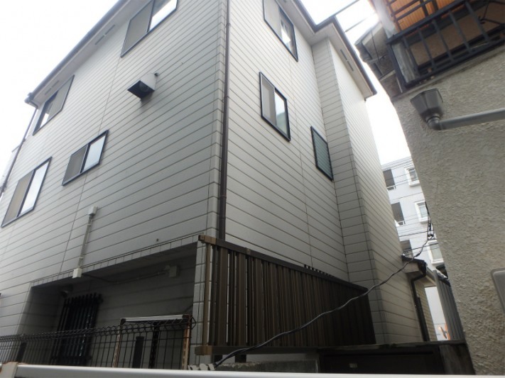 松原市の三階建て住宅の外壁調査
