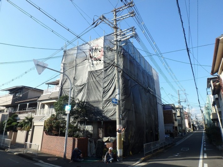 足場を組んで工事スタート