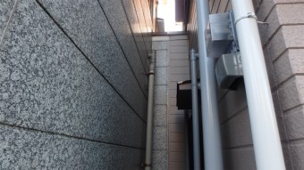 塗装をしてピカピカになった雨樋とパイプ