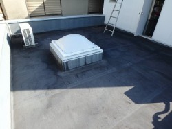 屋上防水工事の点検中