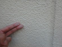 ALCの外壁を手で触って劣化状態を確認