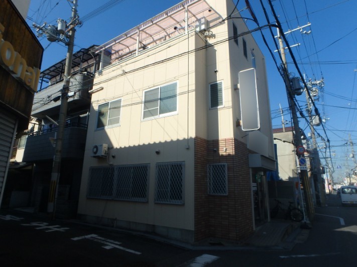三階建てのALC外壁の賃貸物件