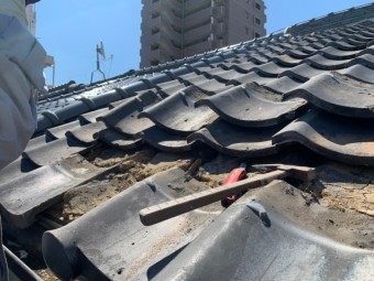 瓦止めを外します