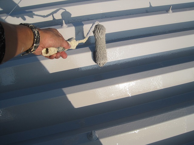 折半屋根　上塗り