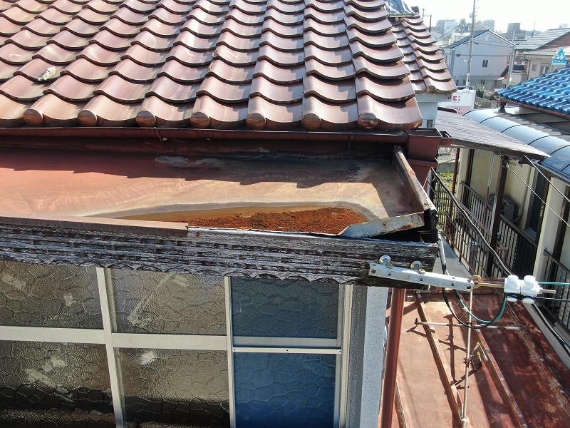 腐食した屋根庇