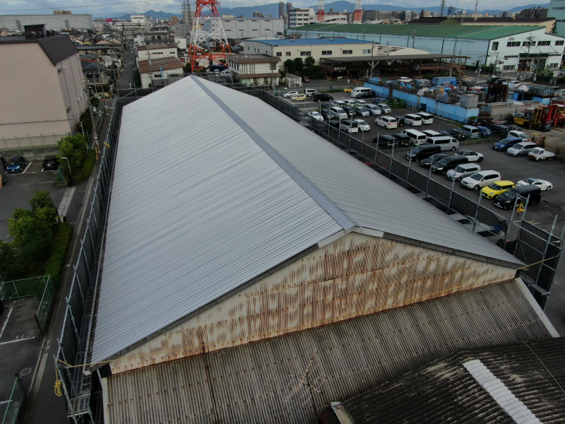 倉庫の屋根カバー工法