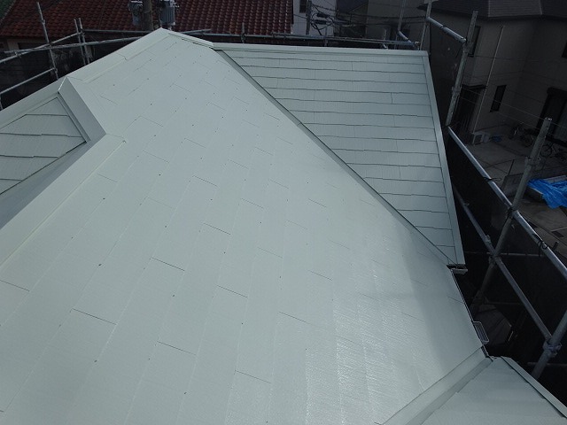 明るい色の屋根塗装例　リリーホワイト