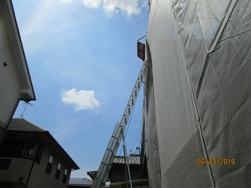 屋根の葺き替え工事のための足場とはしご