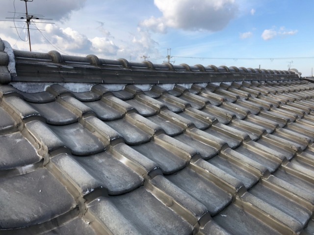 松原市で劣化した屋根漆喰を詰めなおしました。雨漏りを未然に防ぎます