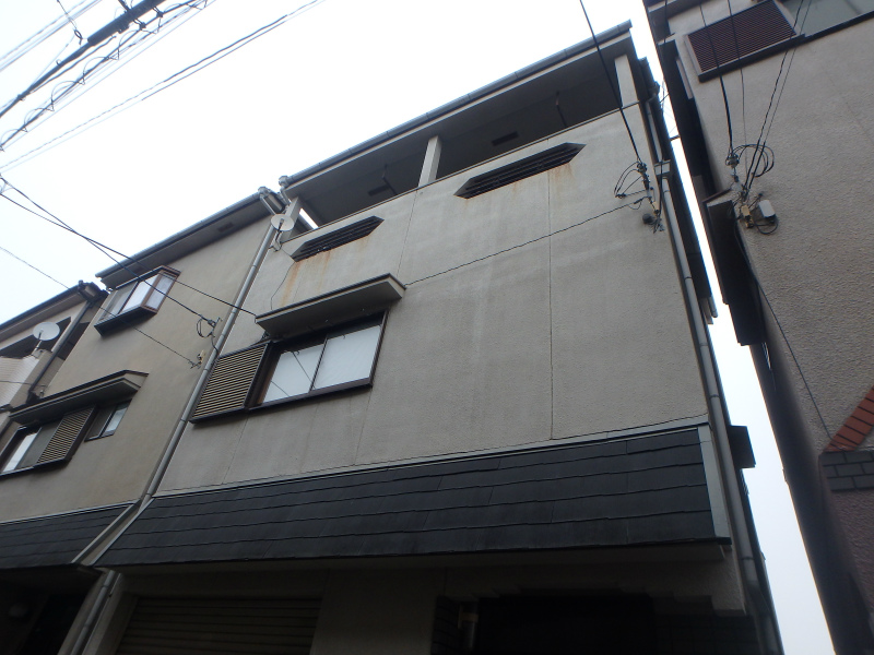 富田林市で屋根点検を行う三階建て住宅