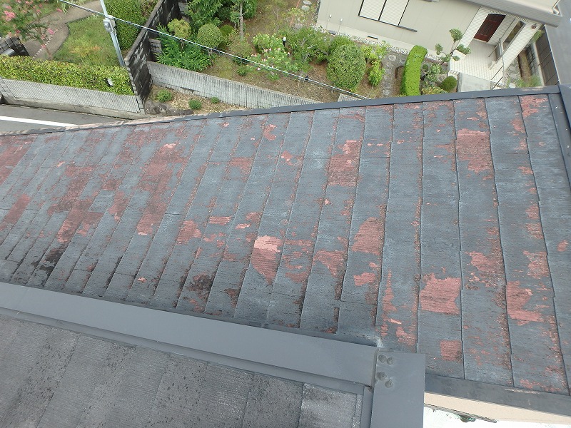 スレート屋根の塗膜のめくれ