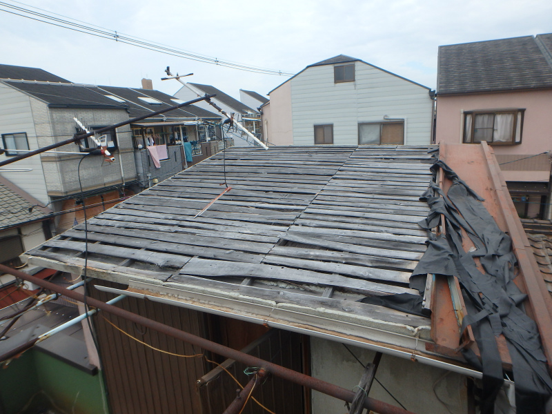 台風の強風で金属屋根が吹き飛んだ写真