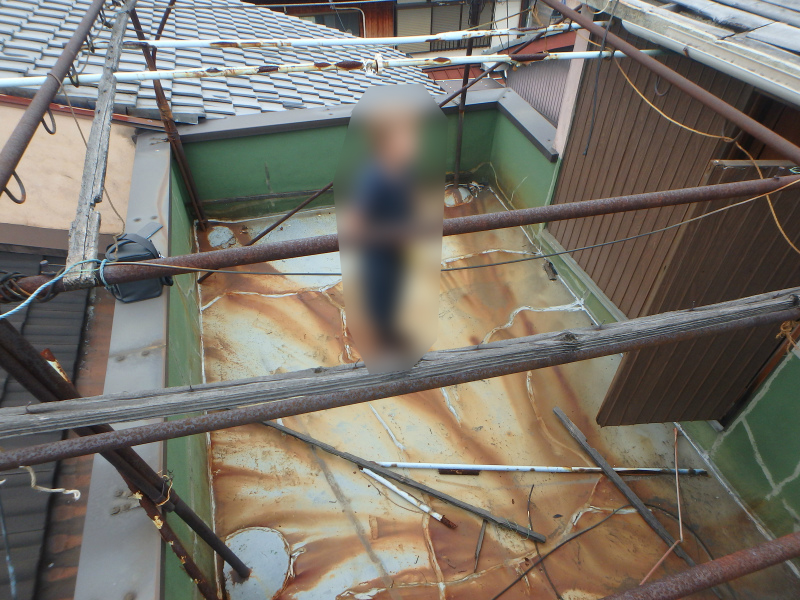 ベランダ屋根の波板の被害